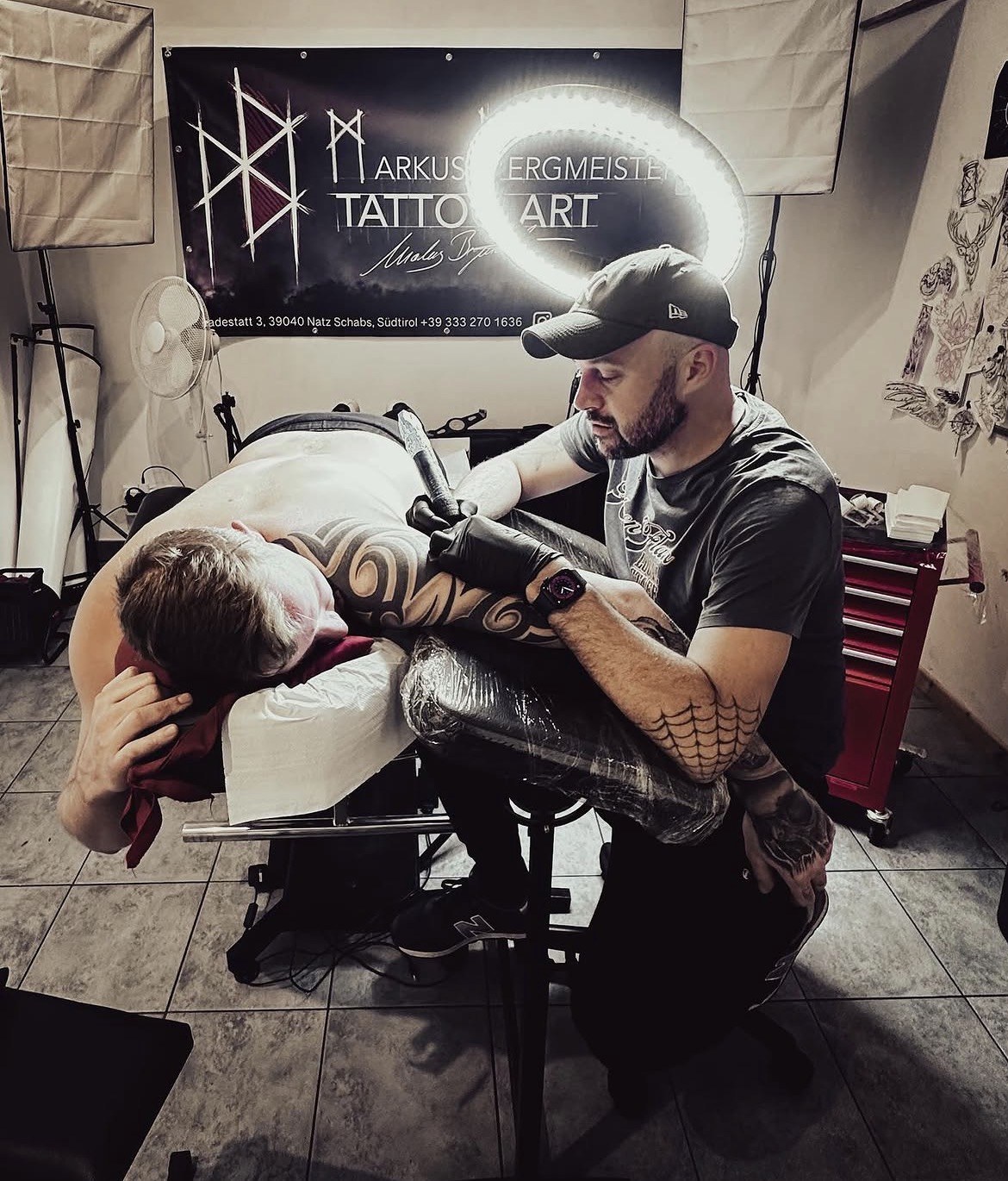 Markus Bergmeister bei der Arbeit in seinem Tattoostudio in Schabs